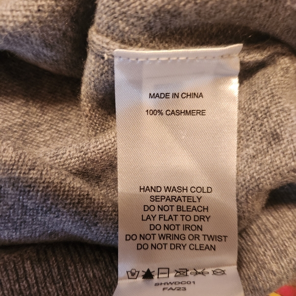 Quince Classic Gray V-Neck Sweater - Picture 5 of 6